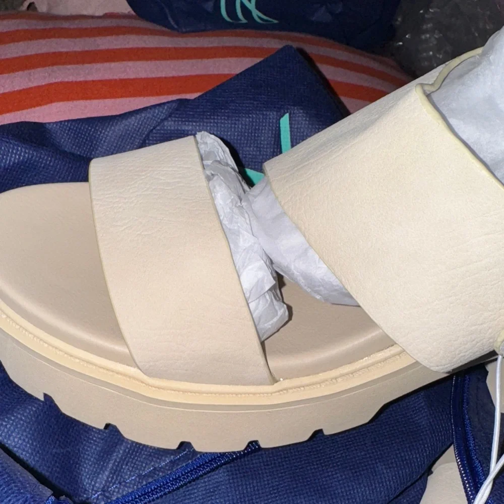 New Mía‎ Elegant Cream Platform Sandals